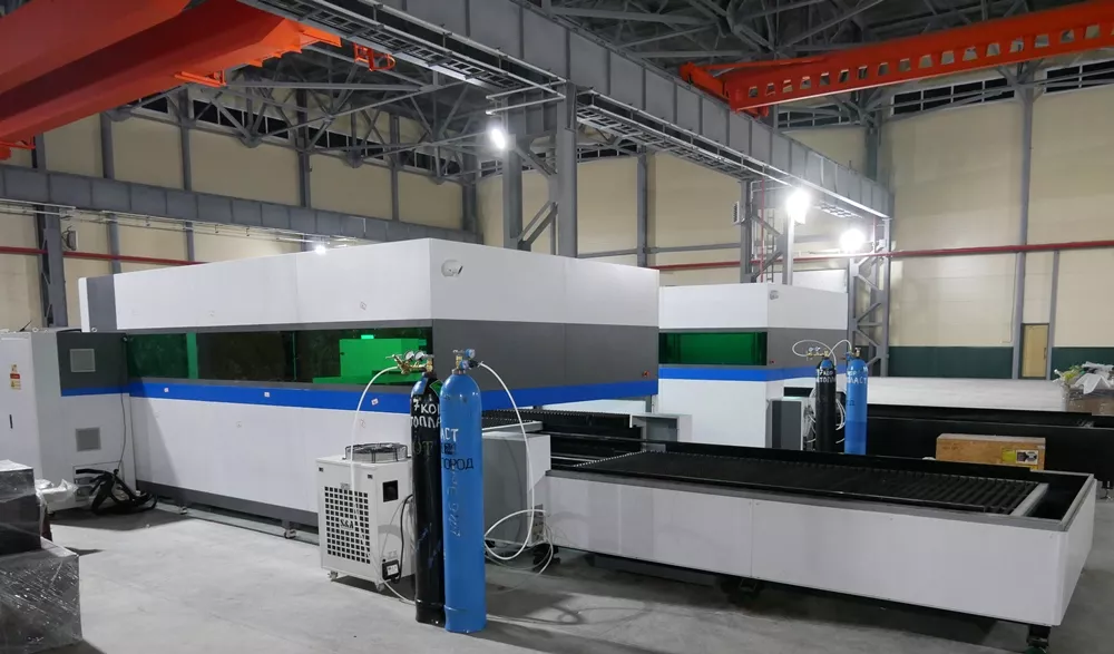 FL-L1560FEHR-1500-D220-IPG Лазерный станок для резки листового металла и труб со сменным столом и кабинетной защитой