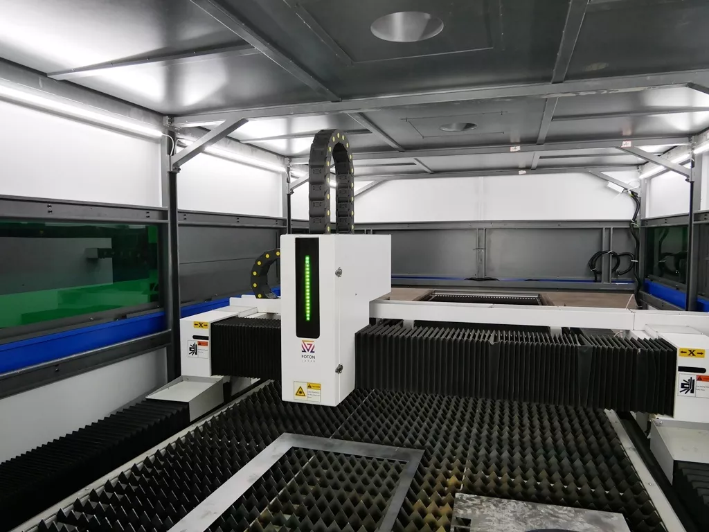 FL-L2060FHR-8000-D220-Raycus Лазерный станок для резки листового металла и труб с кабинетной защитой