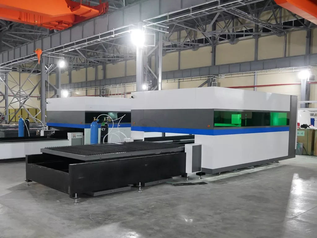 FL-L1530FHE-1000-Raycus Лазерный станок для резки листового металла с кабинетной защитой и сменным столом