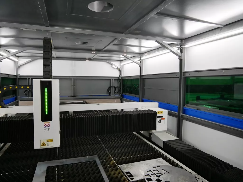 FL-L2060FH-4000-IPG Станок лазерный с ЧПУ для резки листового металла, кабинетная защита