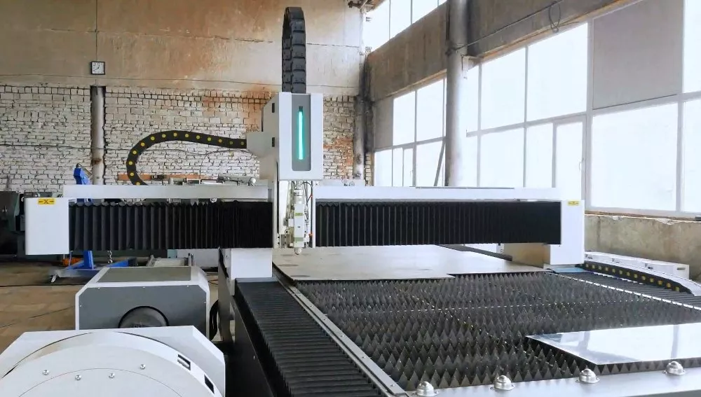 FL-L1560FR-4000-D350-Raycus Лазерный станок для резки листового металла и труб