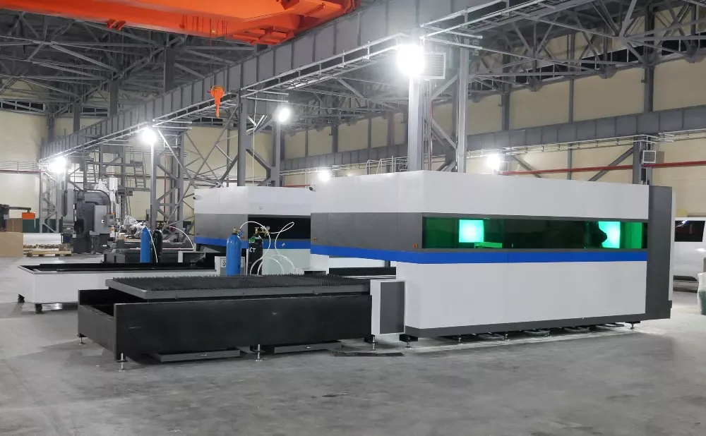 FL-L2040FEHR-30000-D220-IPG Лазерный станок для резки листового металла и труб со сменным столом и кабинетной защитой